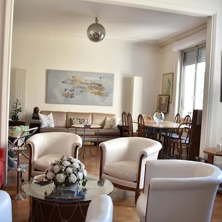 3 Bedroom Flat At The Foot Of Bon Marche Apartment *